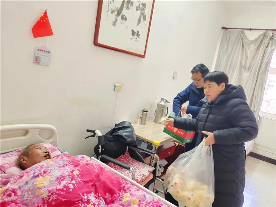 护理人员协助老人锻炼