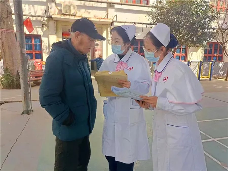 护理人员陪伴公寓长者