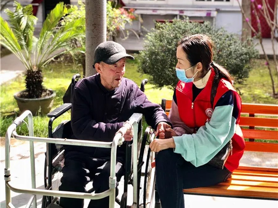 护理人员照护老人
