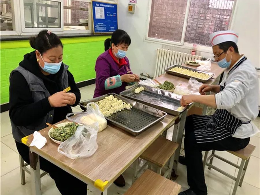 公寓工作人员为长辈手工准备餐食