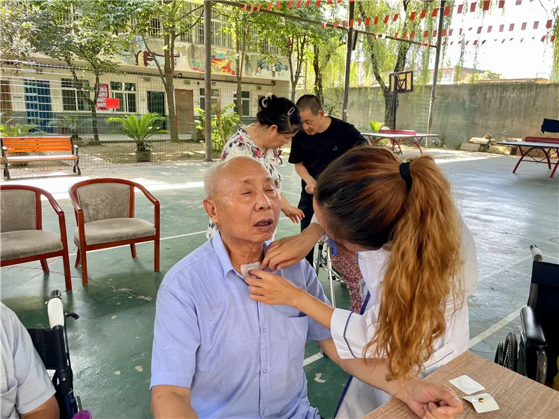 医养联动志愿服务:护理人员进行康复指导