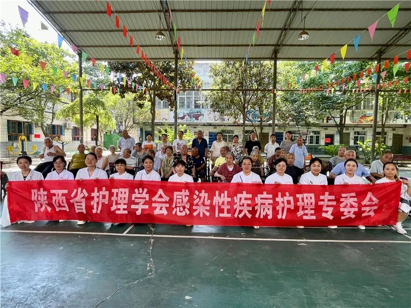 医养联动志愿服务:护理人员进行康复指导