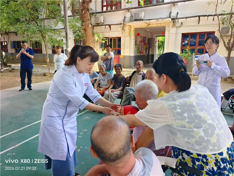 医养联动志愿服务:医护人员为长者测量血压