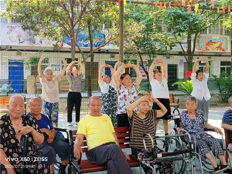 医养联动志愿服务:护理人员进行康复指导