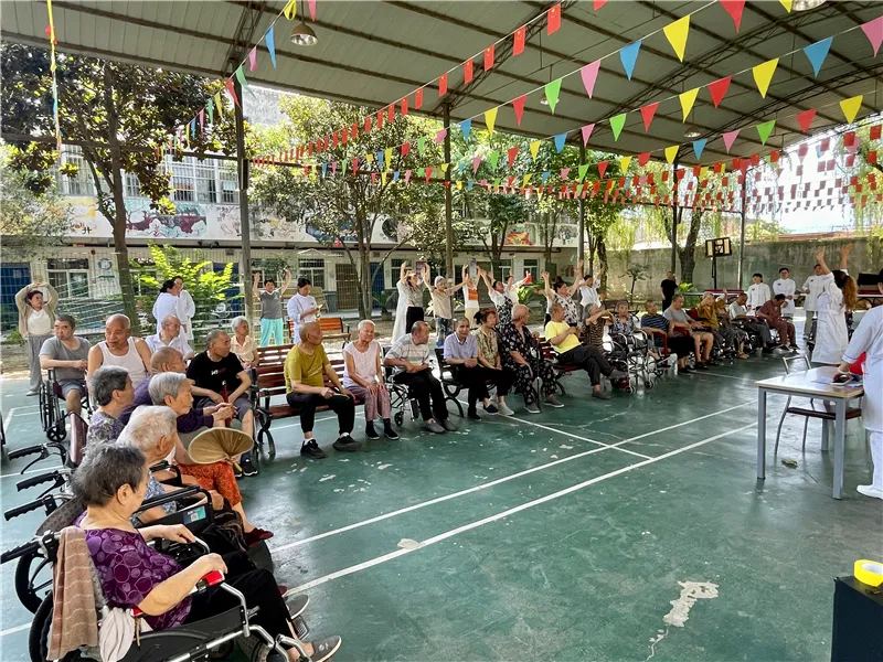 医养结合公益服务活动现场
