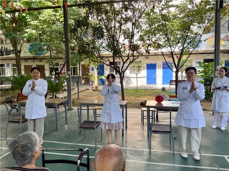 医养联动志愿服务:医护人员为长者测量血压