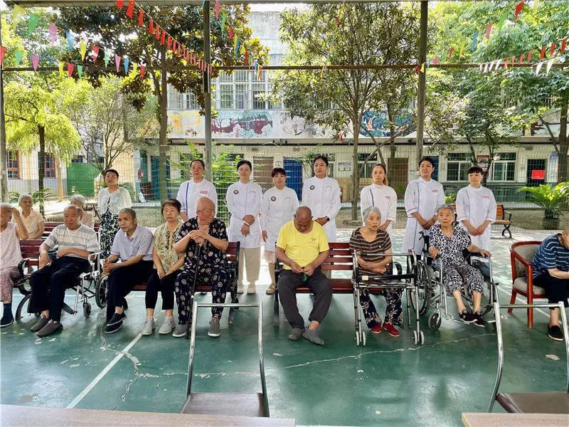 医养联动志愿服务:护理人员进行康复指导