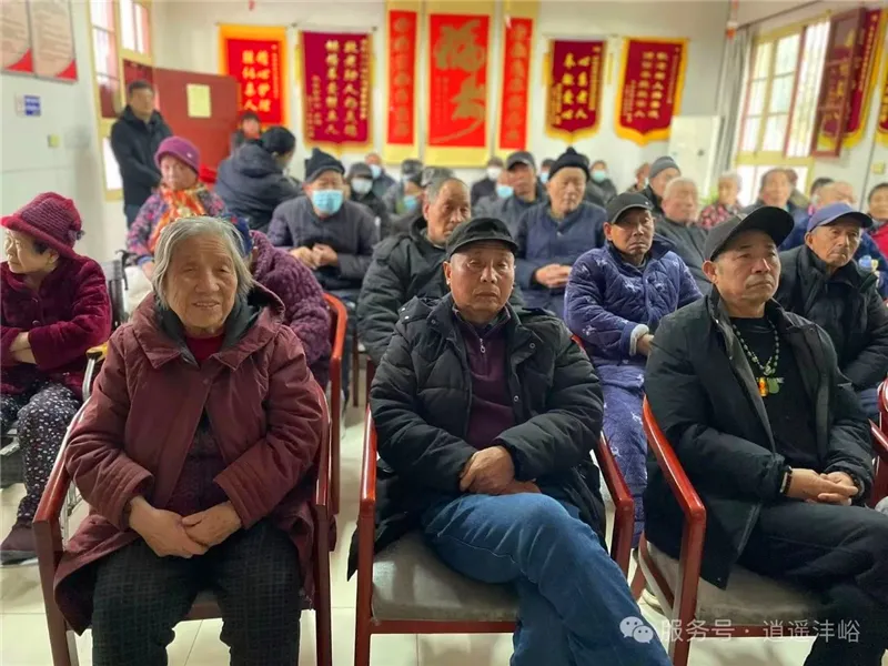 工作人员为长者分发节日水果糕点