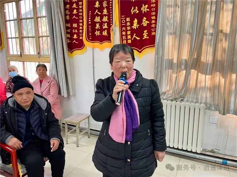 长者欢聚一堂观看元旦文艺节目