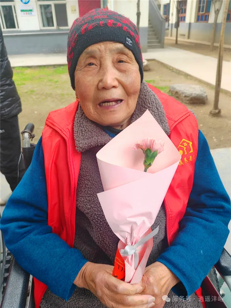 志愿者为长者送上康乃馨鲜花