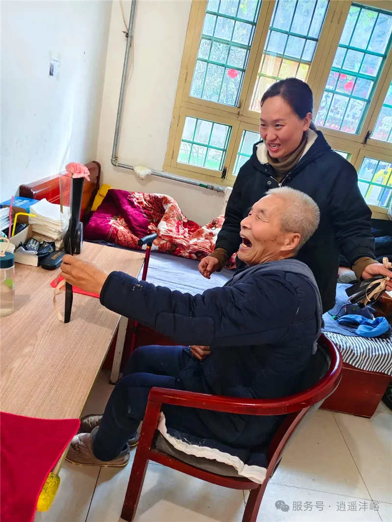 长者手捧鲜花笑容满面