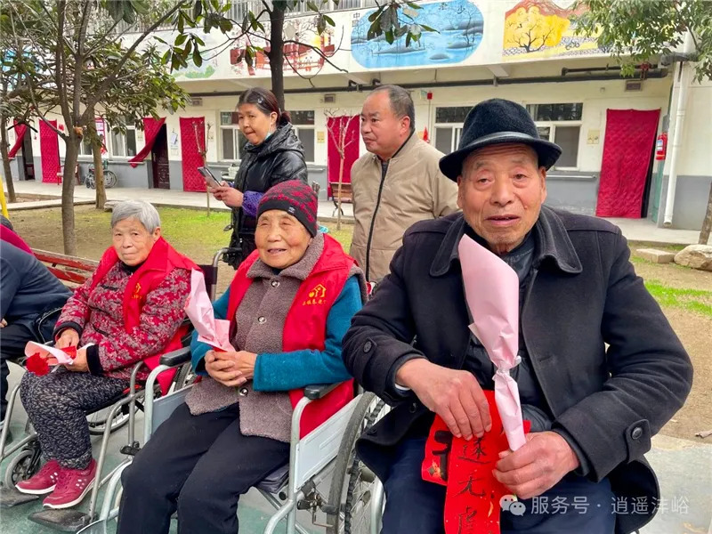 志愿者为长者送上康乃馨鲜花