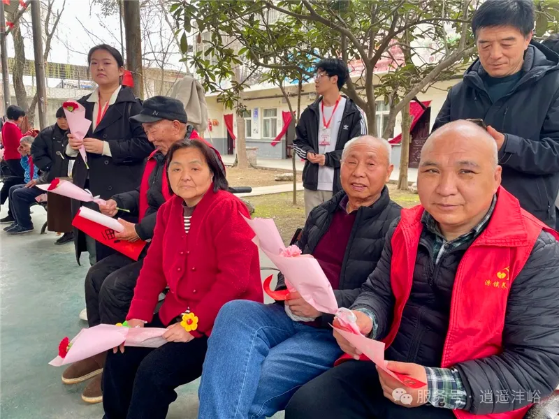 长者手捧鲜花笑容满面