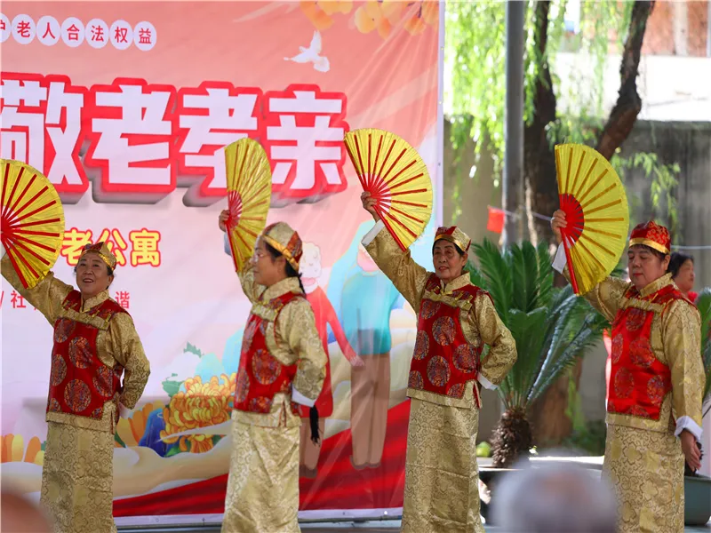 重阳节爱心单位到访慰问合影