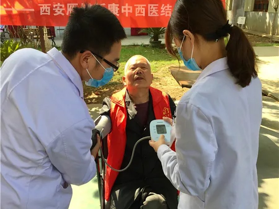 医护人员在公寓为长辈检查身体