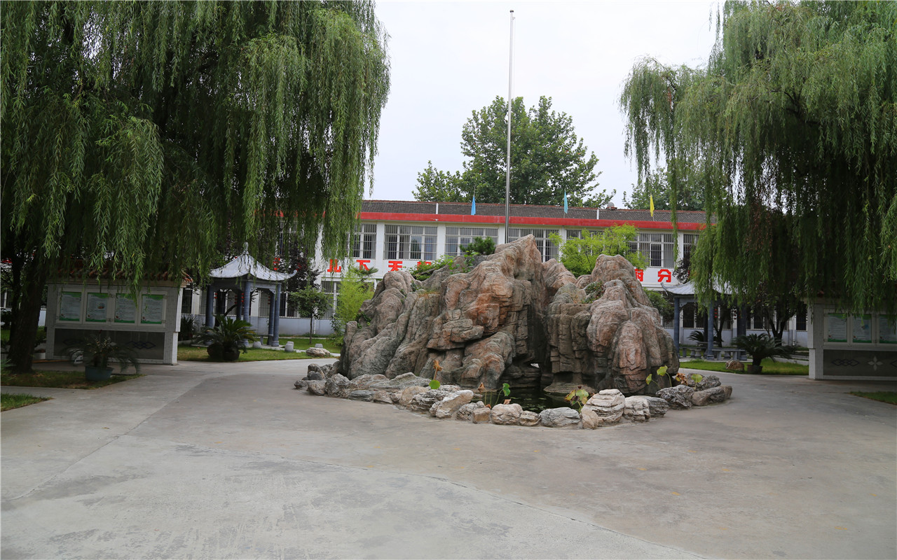 公寓院内庭院，背靠秦岭