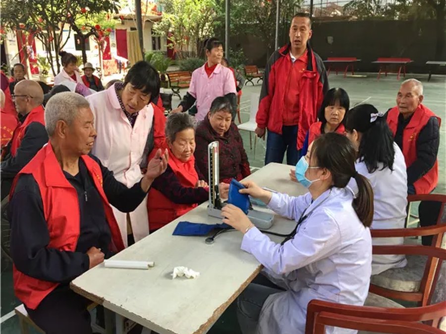 医护人员为长辈做健康检查